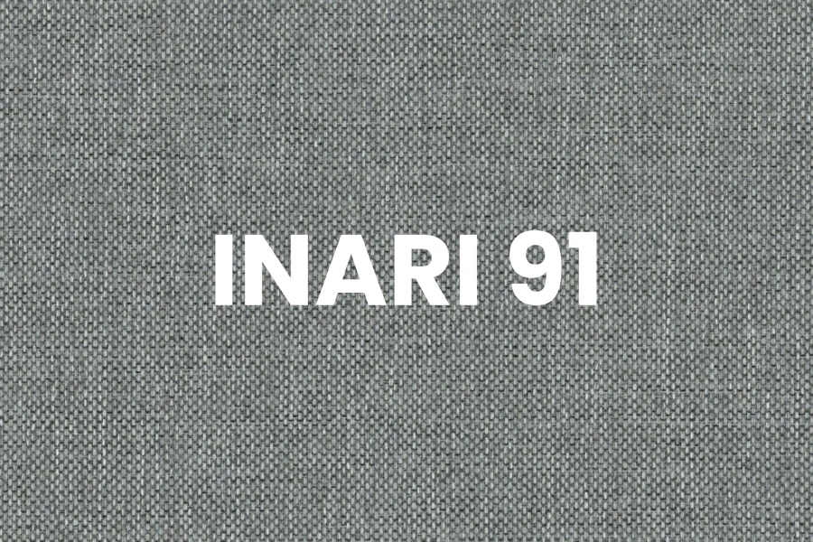 Nahaufnahme des Möbelstoffs Inari 91 in Grau mit feiner Webstruktur.