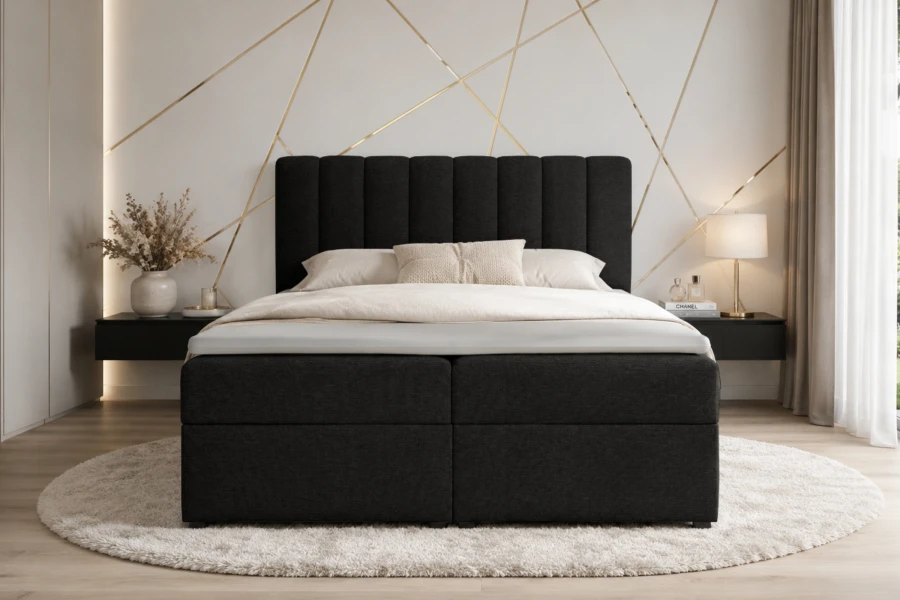 Stilvolles schwarzes Polsterbett im Schlafzimmer mit hellem Teppich.