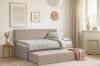 Gemütliches Schlafzimmer-Ambiente mit beigem Ausziehbett.