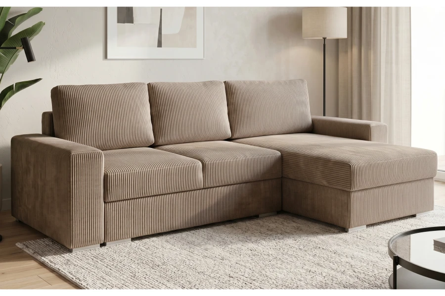 L-förmiges Sofa in Beige mit Cordstoff, Ottomane rechts, gemütliches Interieur.