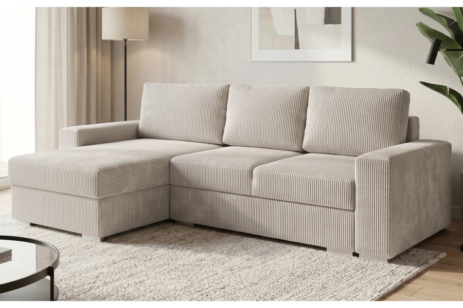 Modernes Ecksofa in Creme mit Cord-Bezug und Ottomane links im Wohnzimmer.