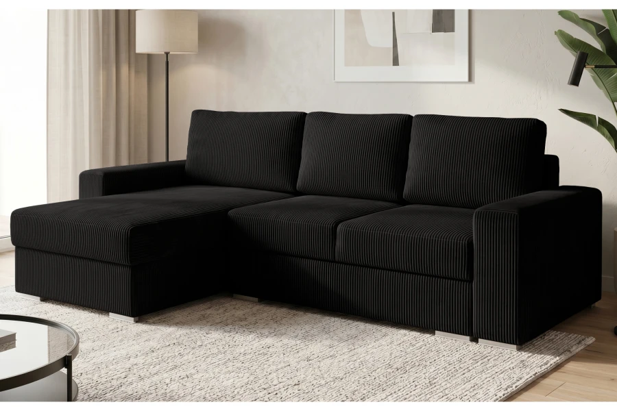 Stilvolles schwarzes Ecksofa mit Cord-Bezug und Ottomane links im Wohnraum.