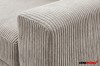 Detailaufnahme der hochwertigen Cord-Struktur einer beigen Sofa-Armlehne.