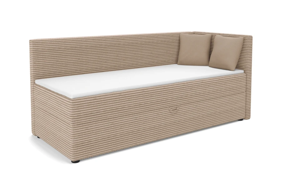 Beiges Ecksofa mit Cord-Bezug, weißer Liegefläche und zwei passenden Kissen vor weißem Hintergrund.