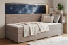 Gemütliches Kinderbett aus beigem Cord mit Galaxie-Hintergrundbeleuchtung und flauschigem Teppich.