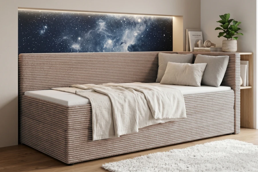 Gemütliches Kinderbett aus beigem Cord mit Galaxie-Hintergrundbeleuchtung und flauschigem Teppich.