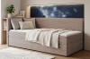 Beiges Cord-Schlafsofa in modernem Wohnambiente mit dekorativem Regal und indirekter Beleuchtung.