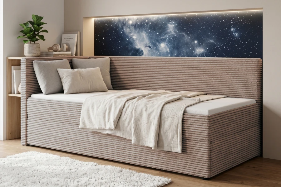 Beiges Cord-Schlafsofa in modernem Wohnambiente mit dekorativem Regal und indirekter Beleuchtung.