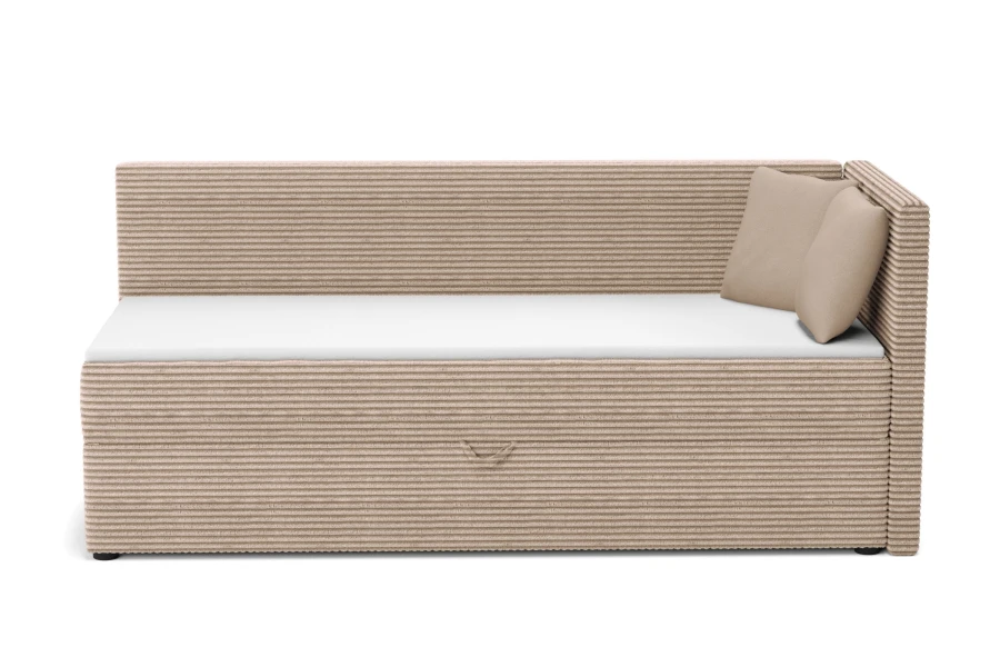 Beiges Eck-Schlafsofa aus Kord mit Kissen, Rückenlehne rechts, auf weiß.