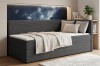 Kinderzimmer-Einrichtung mit Roberto Kindersofa in Anthrazit und dekorativer Weltraum-Tapete.