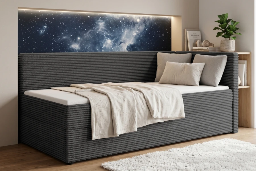 Kinderzimmer-Einrichtung mit Roberto Kindersofa in Anthrazit und dekorativer Weltraum-Tapete.