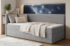 Modernes hellgraues Cord-Schlafsofa in einem gemütlichen Zimmer mit Weltraum-Akzenten.