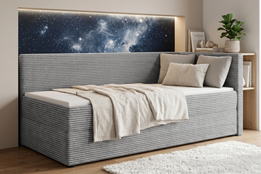 Modernes graues Schlafsofa vor einer beleuchteten Wandnische mit Sternenhimmel-Motiv.