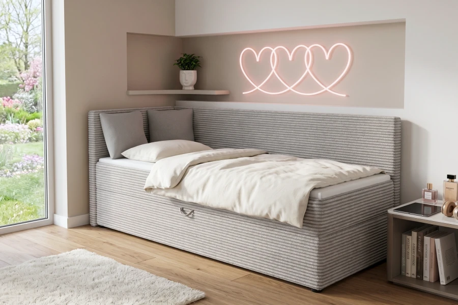 Gemütliches Kinderzimmer mit grauem Polsterbett in Cord-Optik und Neon-Wanddekoration.