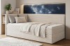 Modernes beiges Cord-Bett für Kinderzimmer mit Sternenhimmel-Wandbild und Regal.