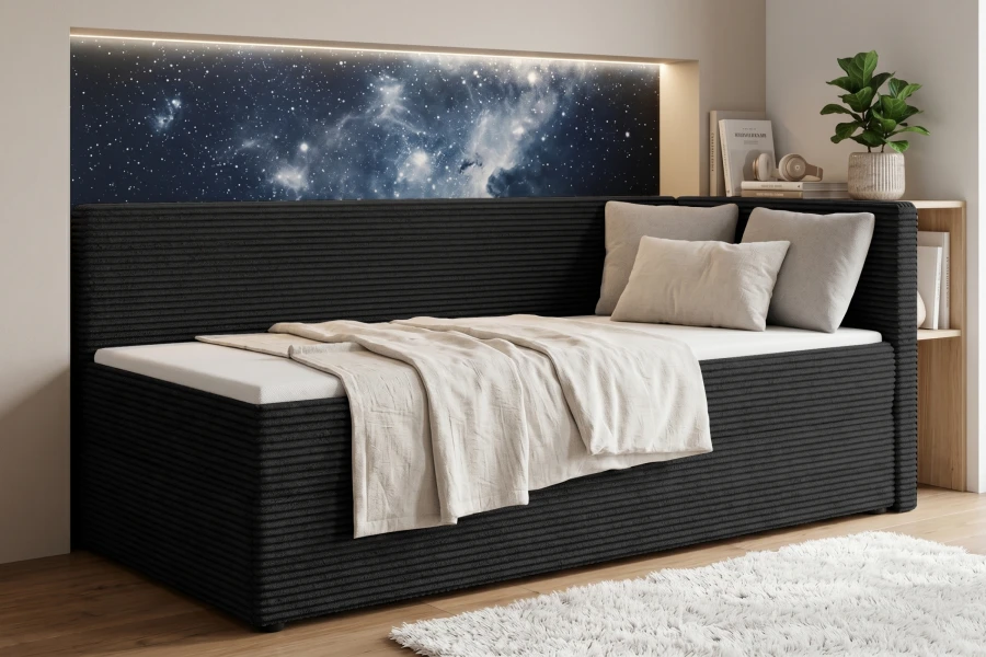 Gemütliches schwarzes Cord-Bett im Kinderzimmer mit Sternenhimmel-Wandbild und weißem Teppich.