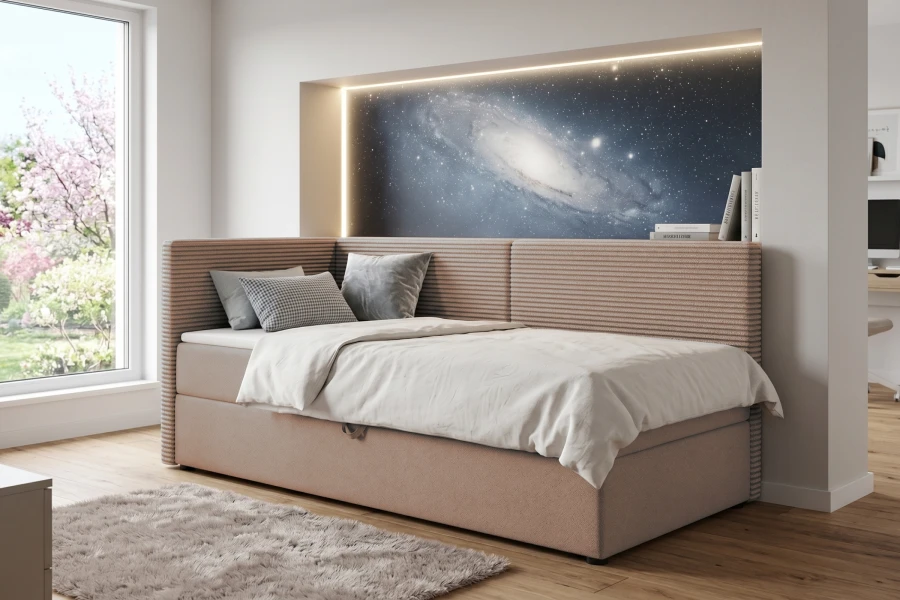 Moderne Eck-Boxspringliege in Beige mit Cord-Stoff und gemütlichen Kissen neben einem hellen Fenster.