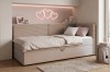 Stilvolles Boxspringbett in Beige mit Cord-Bezug und leuchtendem Herz-Dekor im gemütlichen Zimmer.