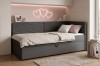 Graues Boxspring-Daybed mit Herz-Neonlicht und dekorativen Kissen im modernen Jugendzimmer.