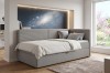Modernes Jugendbett in Hellgrau mit Cord-Stoff im Zimmer mit Weltraum-Motiv.