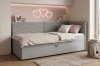 Gemütliches Schlafsofa in Hellgrau mit Cord-Details im hellen Kinderzimmer.