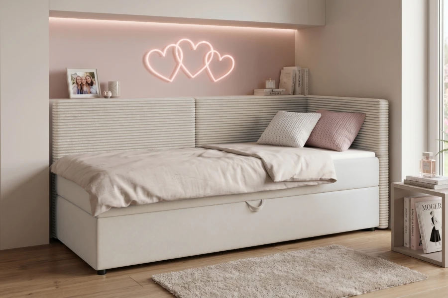 Beiges Boxspringbett mit geripptem Kopfteil rechts in gemütlichem Zimmer mit Neon-Herz-Deko.