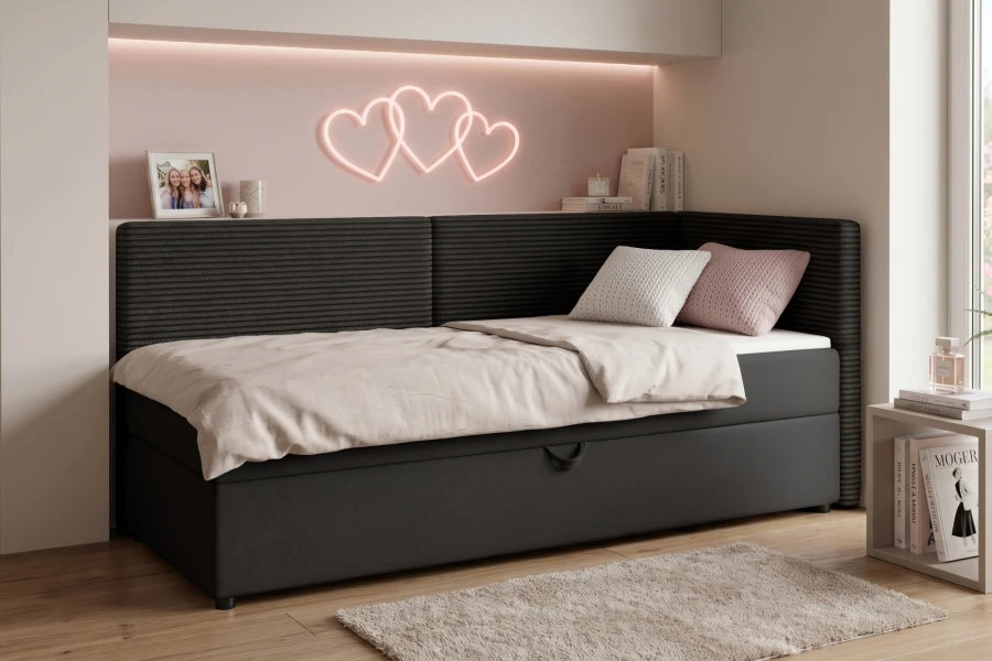 Boxspringbett für Jugendzimmer mit rosa Wanddeko und grauem Cord-Kopfteil.