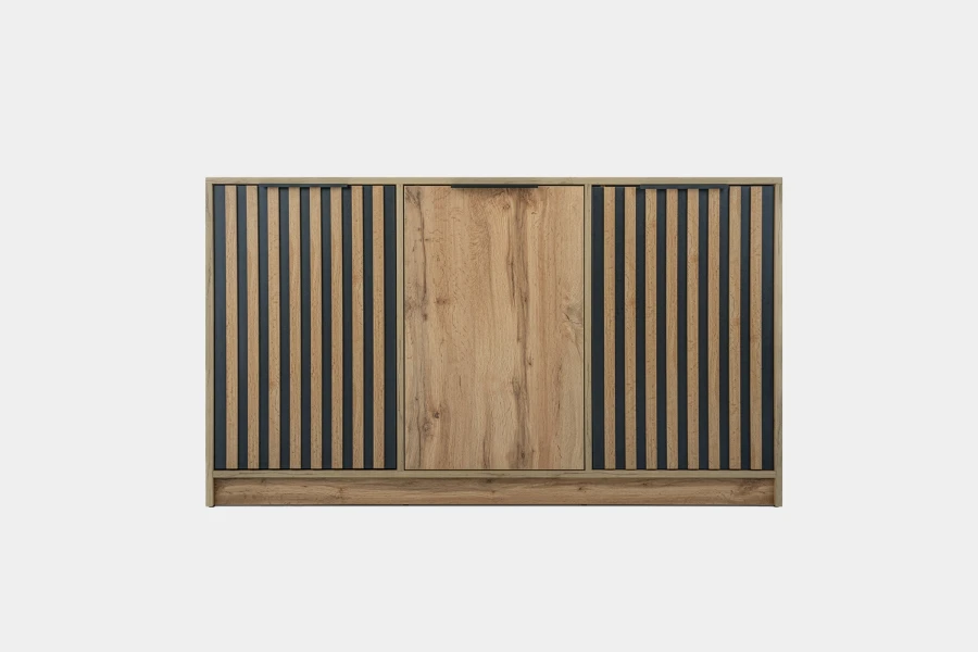 Modernes Sideboard in Eiche-Optik mit stilvollen schwarzen Lamellen-Fronten.
