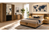 Stilvolles Schlafzimmer mit Lamellen-Kleiderschrank, Holzbett und dekorativem Weltkarten-Wandbild.