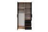 Geöffneter Kleiderschrank mit Kleiderstange, Regalfächern und offenen Schubladen zur Organisation.