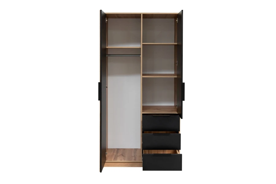 Geöffneter Kleiderschrank mit Kleiderstange, Regalfächern und offenen Schubladen zur Organisation.