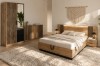 Modernes Schlafzimmer-Set in Eiche-Optik mit Bett, Kleiderschrank und Kommode im Lamellen-Design.