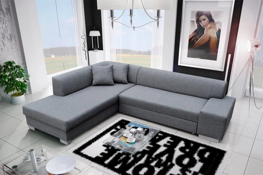 Modernes graues Ecksofa in einem stilvoll eingerichteten Wohnzimmer mit großem Fenster.