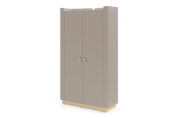 Moderner zweitüriger Kleiderschrank SA1 in Taupe mit eleganten Ledergriffen und Holzsockel.