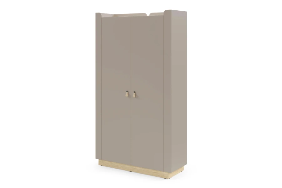Moderner zweitüriger Kleiderschrank SA1 in Taupe mit eleganten Ledergriffen und Holzsockel.