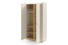 Beiger Kleiderschrank mit Holz-Innenausstattung, eine Tür offen, für Kinderzimmer Stauraum.