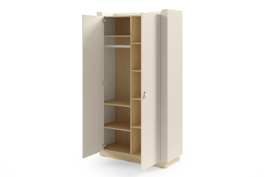 Beiger Kleiderschrank mit Holz-Innenausstattung, eine Tür offen, für Kinderzimmer Stauraum.