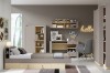 Komplett eingerichtetes Jugendzimmer in Beige und Eiche mit Bett, Schreibtisch und Regal.