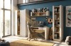 Einrichtungsidee für Gamer: Schreibtisch, hohes Bücherregal und Kleiderschrank in Weiß-Holz.