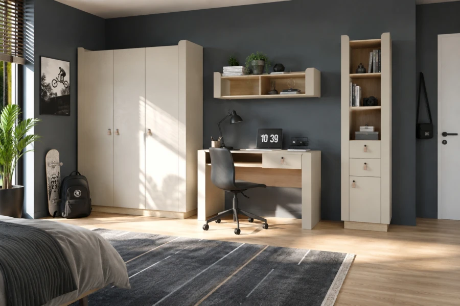 Modernes Jugendzimmer mit großem Kleiderschrank, hellem Schreibtisch und schmalem Regal.