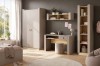 Stilvolles Kinderzimmer mit sandfarbenem Schreibtisch, passendem Hocker und Wandregal in hellem Design.