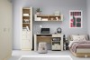 Komplettes Jugendzimmer-Set in Sandfarben: Schreibtisch, Regal und Bett für ein modernes Teenager-Zimmer.