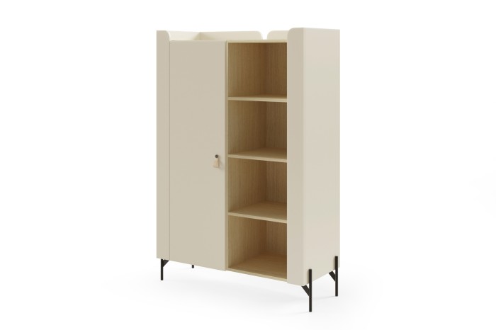 Moderner Schrank in Macadamia mit offenen Regalfächern und schwarzen Metallfüßen.