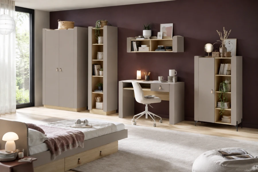 Modernes Jugendzimmer mit weinroter Wand, hellem Holzschreibtisch und Bett mit Stauraum.