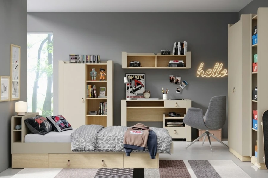 Jugendzimmer in Grau mit 'hello' Neon-Schild, Funktionsbett und Schreibtisch in Eiche-Optik.