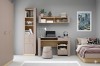Modernes Jugendzimmer mit beige-taupefarbenen Möbeln, Schreibtisch, Wandregal und Bett.