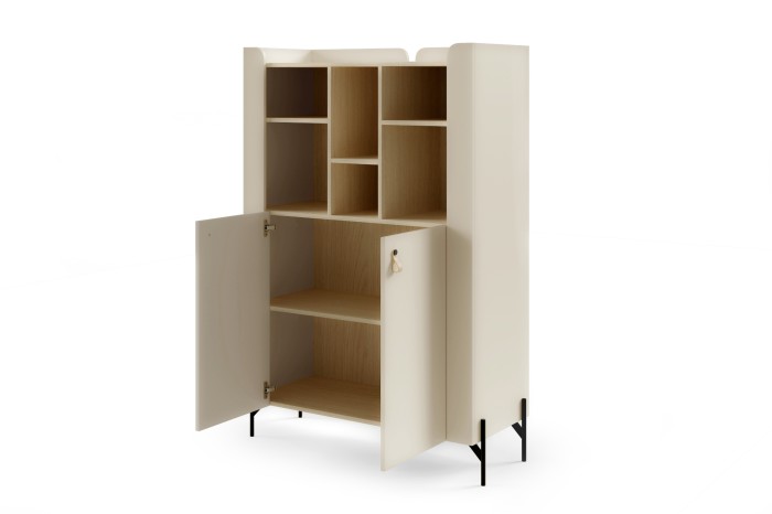 Modernes Highboard in Beige und Eiche-Optik mit offenen Fächern und Türen auf schwarzen Metallfüßen.