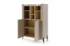 Geöffneter Taupe-Schrank mit zwei Türen zeigt den Stauraum und das Holz-Innenleben.