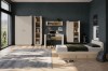 Modernes Jugendzimmer mit beige Möbeln, Schreibtisch und Bett vor dunkelgrauer Wand.