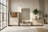 Minimalistisches Wohnzimmer mit beige Sideboards, TV-Lowboard und großem Wandspiegel.